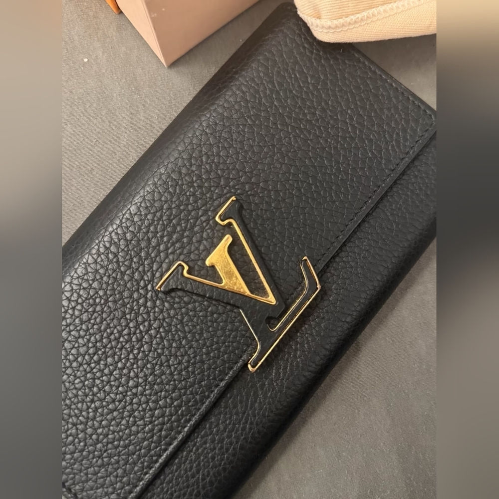 Louis Vuitton Capucines Wallet - Picture 2 of 8